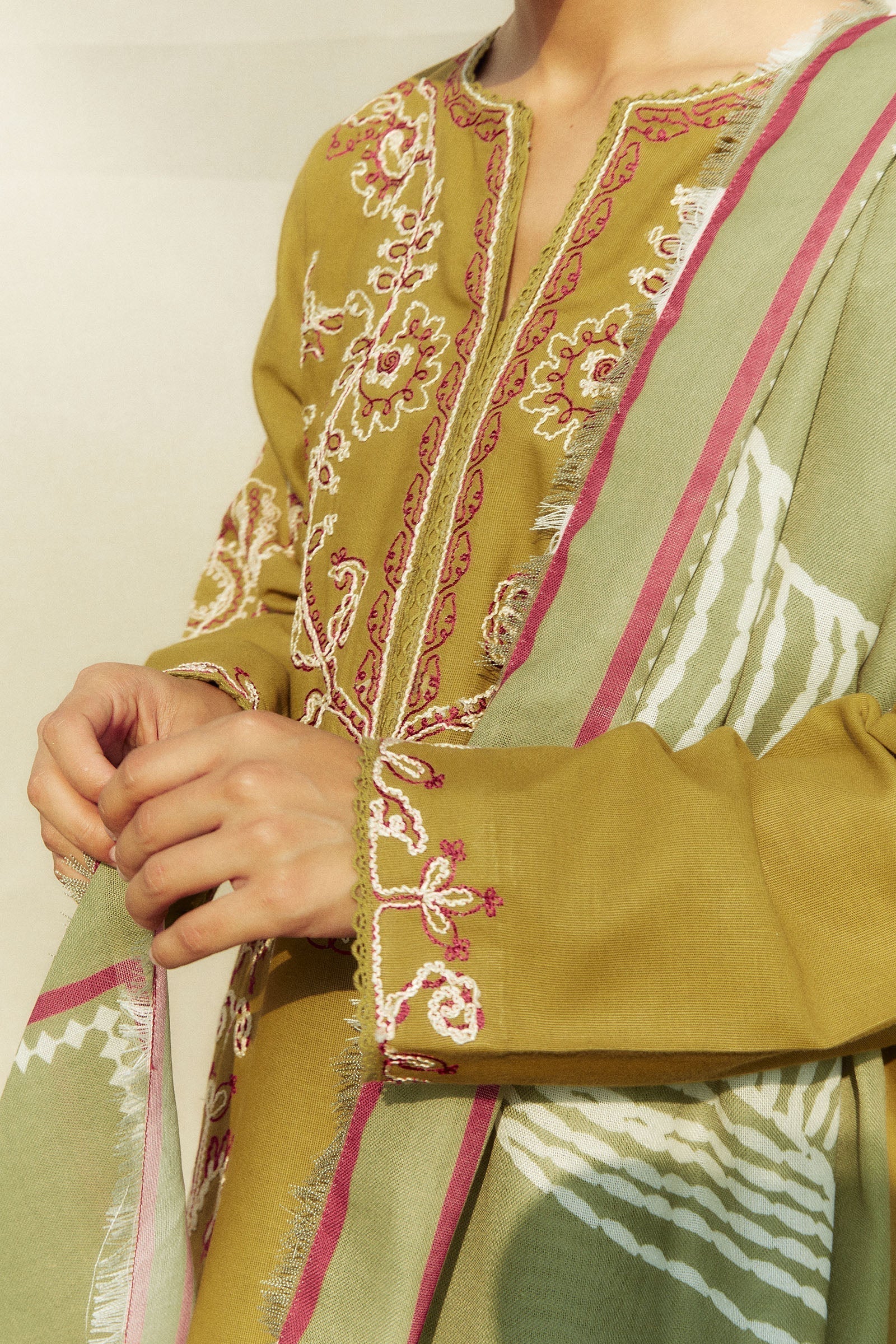 Zara Shahjahan 3PC Dhanak Embroidered Shirt with Digital Printed Shawl – ZC271